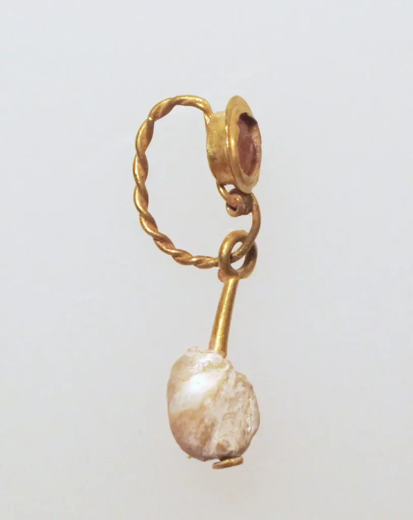 Gold earring with sard stone setting and pearl pendant
