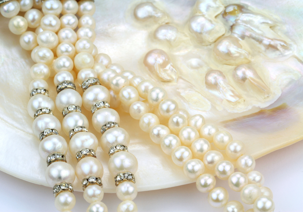 Pearl necklace with natural pearls